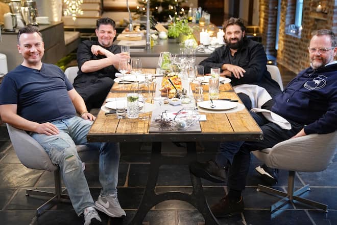 V.l.: Tim Raue, Tim Mälzer, Konstantin Filippou und Sepp SchellhornDie Verwendung des sendungsbezogenen Materials ist nur mit dem Hinweis und Verlinkung auf RTL+ gestattet.