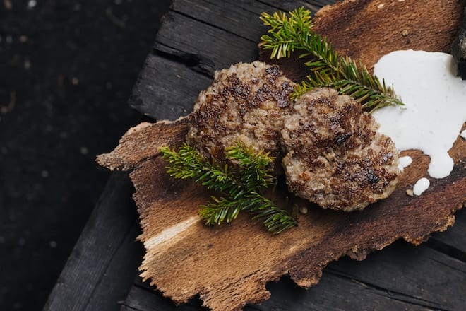 Hacktätschli mit Sauerrahmsauce und Kohledinkelbrot. Stefan Wiesner, der Hexer vom Entlebuch kocht im Wald