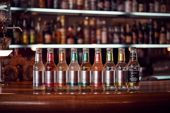 Wolfgang Mayer, Barchef der Widder Bar in Zürich, mixt Drinks mit Mountain Spring Tonics. Am 22. April, Widder Bar Zürich.