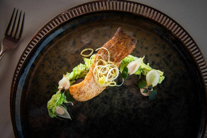 Dominic Bürli 2021: Hecht aus dem Zugersee, Lauch a la Creme, gepickelte Saucen-Zwiebel, fermentierter Knoblauch roux Buonas, Wildenmann, Dominic Bürli