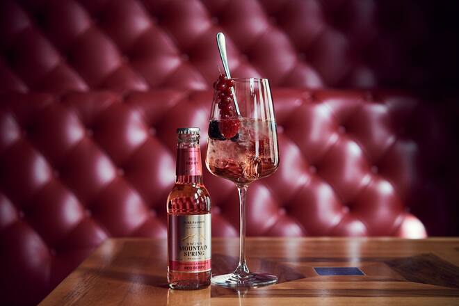 Wolfgang Mayer, Barchef der Widder Bar in Zürich, mixt Drinks mit Mountain Spring Tonics. Am 22. April, Widder Bar Zürich.