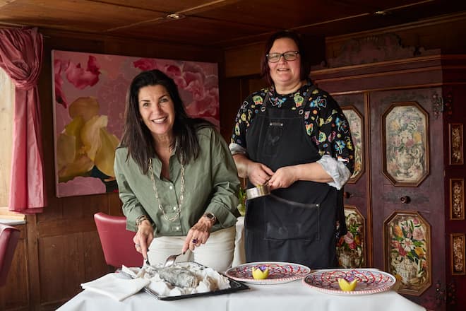 Jeannine und Maria am Loup de mer im salz mit orientalischem Gemüsecouscous zubereiten