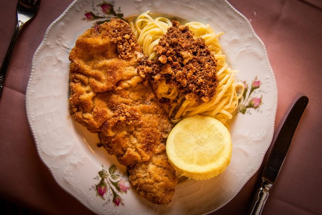 Old Swiss House Schnitzel mit Parmesan März 2021
