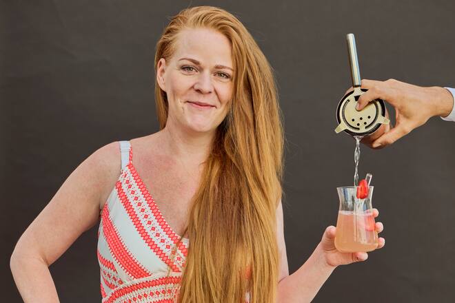 Marie Robert pose avec un mocktail, 100% nouvelle création par Vitor Coelho, champion suisse de coktail au Café suisse de Marie Robert, dimanche 21 août 2022 à Bex. (© Gabriel Monnet)