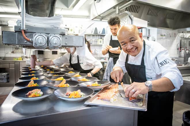 Chef Domingo S. Domingo und Gründer und Mitinhaber Urs Messerli laden zum Jubiläum ihres Restaurants mille sens. Galadiner mit Wein. Bern Schweizerhof Passage. ©David Birri