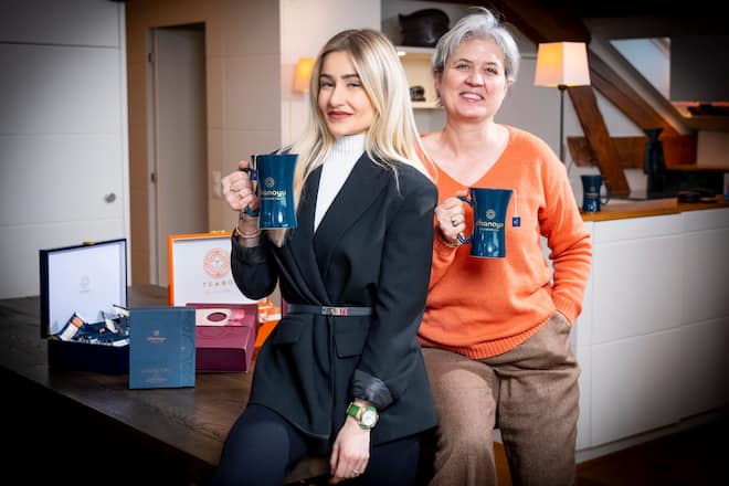 16.01.2025 - chez Jürg Stäubli, Pranginspropriétaire (Mme Sarah Staübli en noir et la directrice Valérie Peyre en orange de Chanoyou Tea.C'est l'alliance de Madam Sarah Stäubli et d'une maître thé ( Valérie Peyre ). C'est du thé haut de gamme. Photo © Darrin Vanselow / lâillustre / Gault Millau suisse