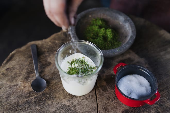 Sauerrahmsauce mit Tannenschösslingen - Stefan Wiesner, der Hexer vom Entlebuch kocht im Wald
