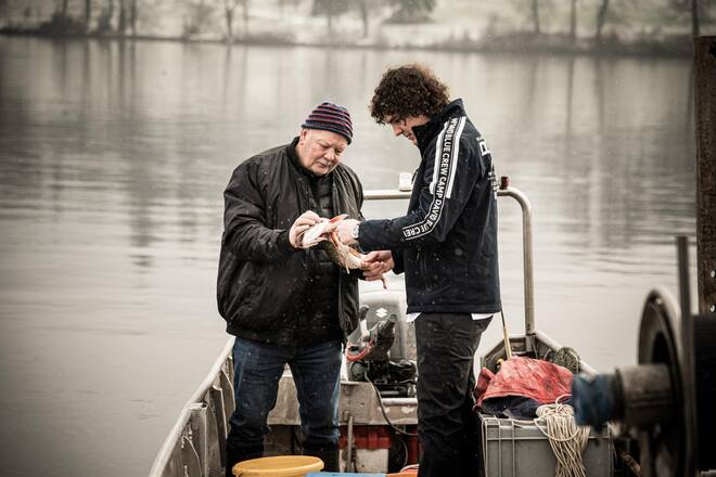 Dominic Bürli 2021: Fischer Theodor Zimmermann fischt mit Dominic einen Hecht aus dem Zugersee. Buonas, Wildenmann, Dominic Bürli