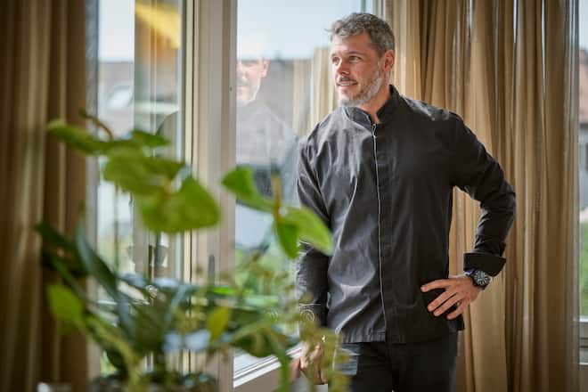 Mercedes Tour mit Guy Ravet entlang des Genfer Sees, am Freitag 15 September 2023 im Chardonne. Hier besucht Guy Ravet den Koch des Restaurants "Là -Haut", Mathieu Bruno. (© Gabriel Monnet)