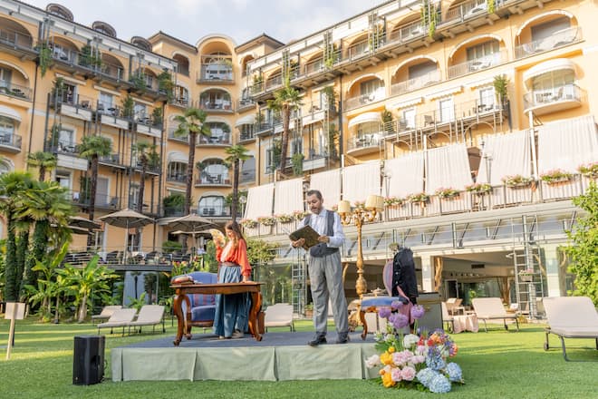 Theater vor dem Hotel