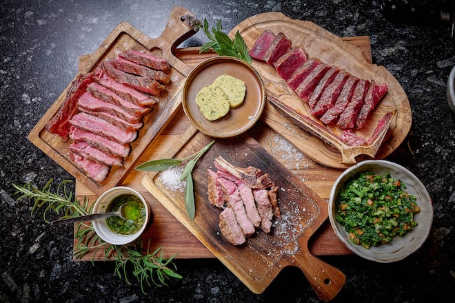 Zermatt, le 1 septembre 2025, Au Stockhorn avec Marco Tessero, Thomas Haugstvedt Norwegian, ⦠nous présente son grilla ou il y a de lâentrecôte de beuf, de la côte de Boeuf, et de la côtelette de porc ainsi que son Classic tartare © sedrik nemeth