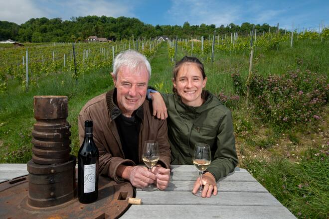 14.05.2020 - Fechy / La Colombe Vin.                 Nom : Laura Paccot et son Raymond.                Laura est la 4ème génération à reprendre l'entreprise après le père Raymond.                   Photo Darrin Vanselow © L'illustre