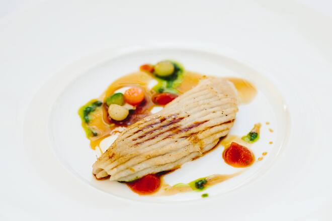 Rochenflügel, Gemüsekügeli, Ãl und Jus - Nik Gygax lädt ein zum Festival aux Fruits de Mer "Die Bretagne zu Gast in Thörigen" - Sonntag, 24.2.2019 - Restaurant Löie Beizli in Thörigen, Bern - Copyright Olivia Pulver