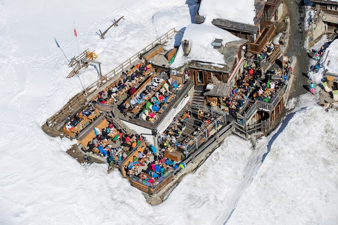 Luftaufnahmen Terasse Findlerhof. Restaurants Findeln in Zermatt. Aufnommen am 24.03.2018 in Zermatt ©David Birri
