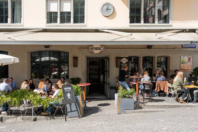 Terrasse vom Café Henrici im Niederdorf Zürich