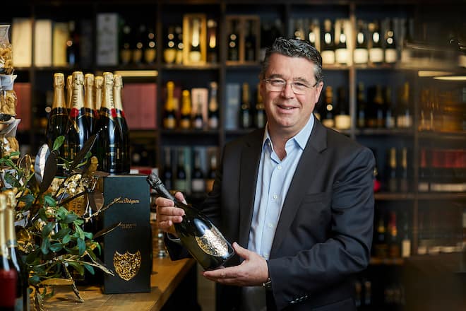 David OâHalloran mit einer Flasche Dom Pérignon x Lenny Kravitz. Experteninterviews Globus, Bahnhofstrasse, Zürich, 31.10.2019. Foto Lucia Hunziker