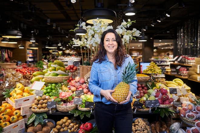 Romina Roy, Expertin für exotische Früchte, Experteninterviews Globus, Bahnhofstrasse, Zürich, 31.10.2019. Foto Lucia Hunziker