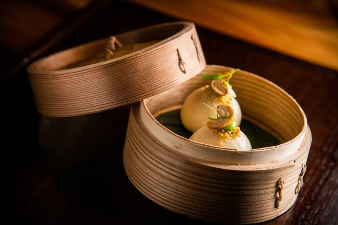 Stefan Heilemann kocht mit Nespresso 2020:Buns mit Wasserbüffel-Schulter, Massaman-Curry und Koriander