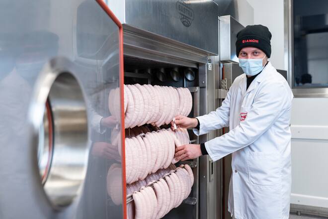 Bianchi, neue Fleischfabrik, in Zufikon, Dario Bianchi, in der Siedekammer mit Bianchi-Kalbsbratwürsten