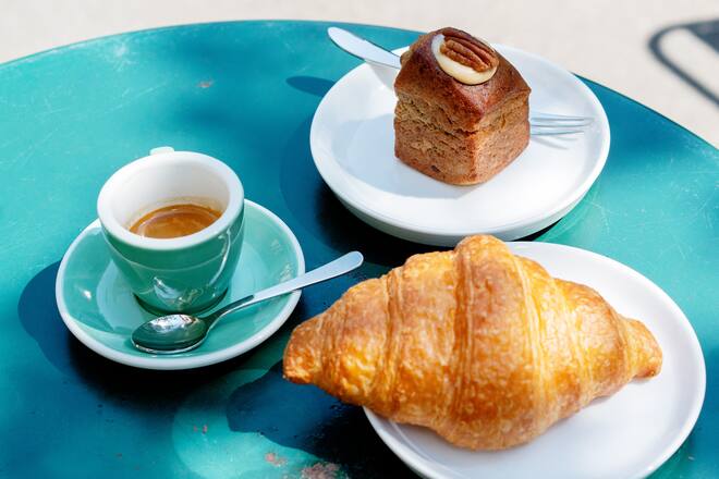 Bar Sacchi Zurich Café am Lochergut Espresso Croissant