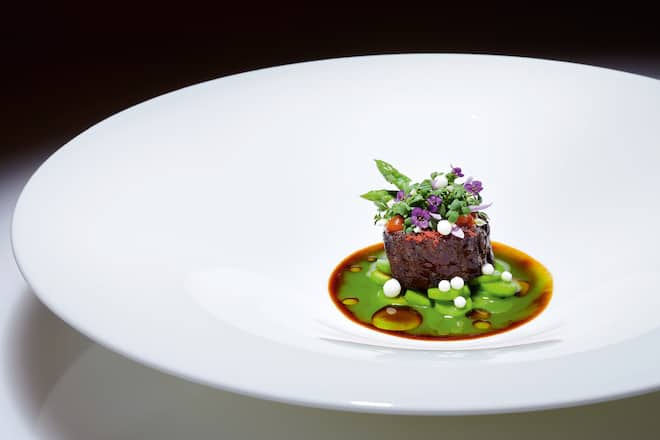 Heiko Nieder Rezept WAGYŪ-BÄCKCHEN MIT BÄRLAUCH, GRÜNEM SPARGEL UND BBQ-SAUCE