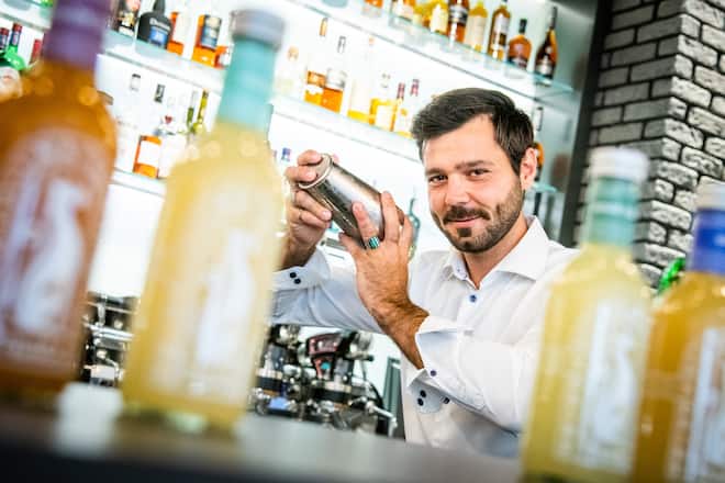 Manuel Vaziri von Mikks mixt im Jelmoli