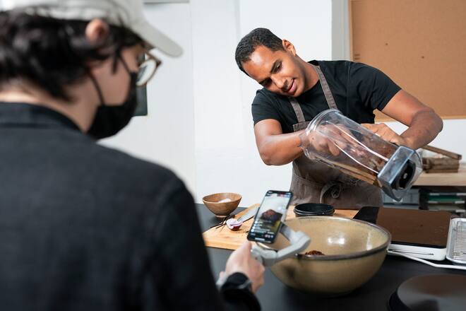 Olivier Bur Live Cooking Workshop auf Zueri isst Instagram Live Rezept Mexikanische Salsa Roja