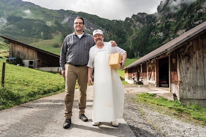 Sbrinzproduzent Saelmi Toengi, in seiner Alpkäserei Geschnialp, oberhalb von Engelberg, mit Stefan Heller, Chef von Sbrinz, vor der Käserei