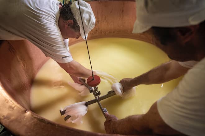 Sbrinzproduzent Saelmi Toengi, in seiner Alpkäserei Geschnialp, oberhalb von Engelberg, Sbrinz wird manuell abgeschöpft