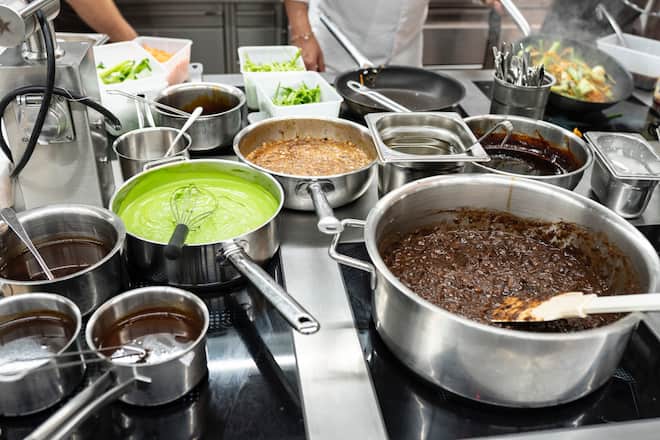 Storchen Zürich Wild kochen mit Gratian Anda September 2021 Gratian Anda (r) und Stefan Jaeckel