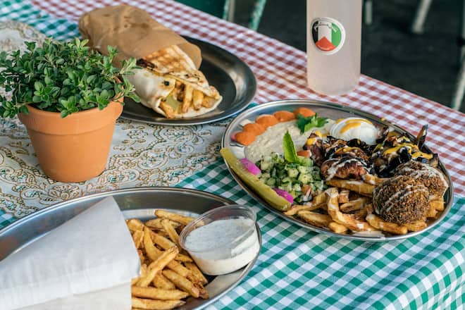 Friedensplatte, Pommes frites, Sabich vom Palestine Grill