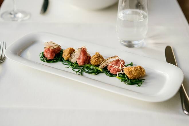 Carne Cruda, Kalbsmilken-Knusperli, Eschalotten, Mönchsbart im Cafe Boy