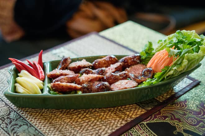 Sai Krok Isan: Fermentierte Schweinsbratwurst mit Chili, Ingwerscheiben und Weisskohl