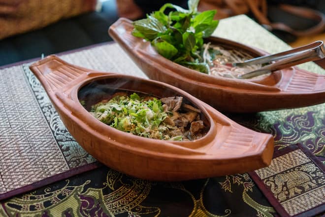 Thailändische Nudelsuppe mit Reisnudeln, Sojasprossen, Wasserspinat, Koriander und Frühlingszwiebeln im Jao Praya Thai Restaurant Oerlikon Zürich
