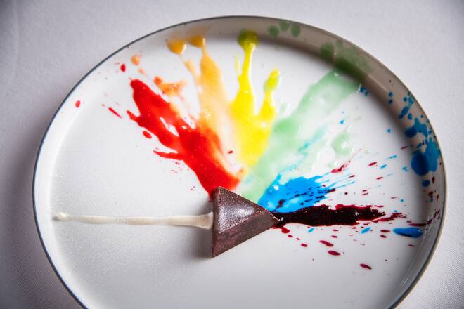 Andreas Caminada kocht mit Gaggan Anand 2018:Dark Side of the Moon - Kaffee und Schokolade, Vanille und Blüten