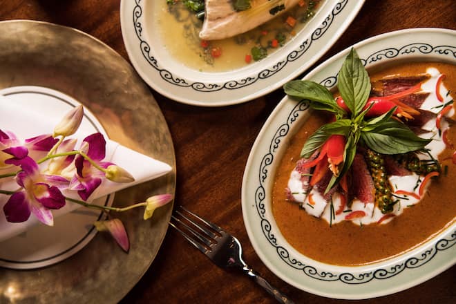 Al Dente Luzern, Thai Garden (Astoria Hotel)_Panaeng Nuea Prig Thai Oon, Zartes Rindsfilet, rosa grilliert an feuriger roter Panaeng Currysauce mit frischen grünen Pfefferkörnern