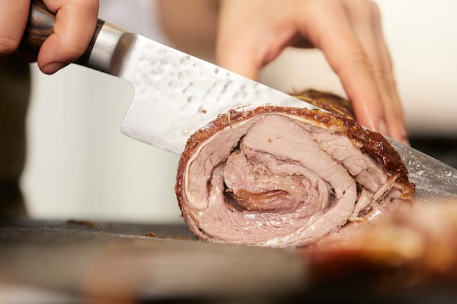 Andrea Troxler, Köchin, Culinarium Alpinum, beim Zubereiten von Kalbsbrust-Rollbraten, im Ofen gegartes Gemüse, Quark, Stans, 03.11.2020, Foto Lucia Hunziker