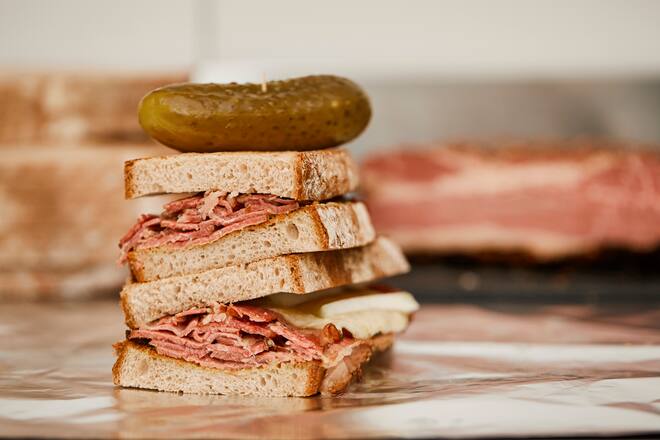 Antonio Russo von Sapori del Sud, Spalenvorstadt Basel, mit seinem Pastrami-Sandwich, 15.09.2018, Foto Lucian Hunziker