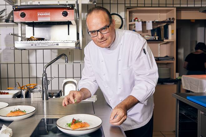 Arno Abächerli beim Anrichten. Lachs Lostallo, Erbsenpüree, Aioli schwarzer Knoblauch Kaffee Guatemale. Kochen mit Kaffee von Nespresso. Arno Abächerli, Auberge de la Croix Blanche, Route de Donatyre 22, 1583 Villarepos, 09.09.2019, Foto Lucia Hunziker