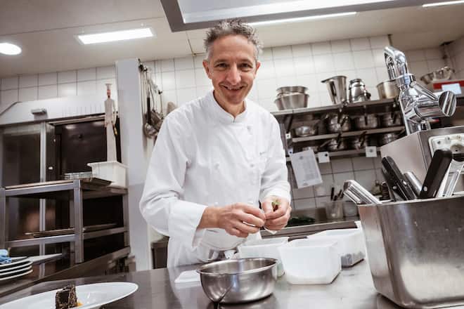 Arno Sgier - Arno Sgier (Chefkoch Restaurant Traube in Trimbach) besucht den Aarauer Rüeblimärt für sein Rüebli-Gericht: Geräuchertes Karottenpüree mit violetten Rüebli (Deep Purple) im Chiasamen-Mantel und Küttiger Rüebli - Mittwoch, 7.11.2018 - Copyright Olivia Pulver