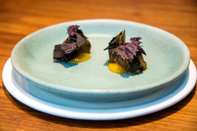 Aubergine mit Eigelbcreme, Kirschblüten, schwarzer Knoblauch