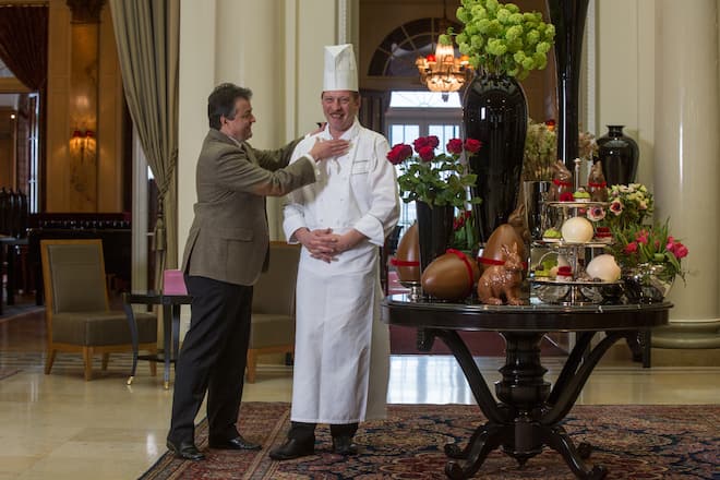 Gregor Zimmermann (R) mit Urs Bühre (L), Direktor Bellevue Palace.