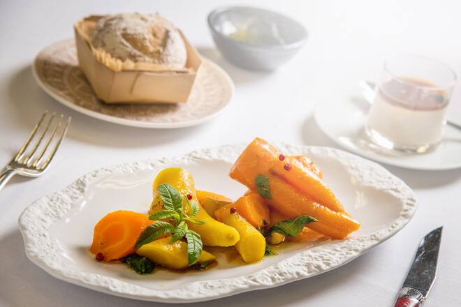 Bellevue Palace 2020: Krumme Dinger, nicht-normiertes Gemüse warm mariniert, Weizengras, Griechisches Joghurt mit Honig