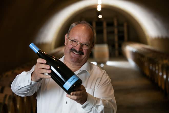 Daniel Gantenbein mit einer Magnumflasche Pinot Noir