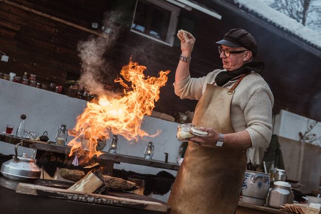 Der Hexer kocht wieder auf dem Feuerring, eine Grillschale aus Metall. Im Innern lodert das Feuer, auf dem Ring bereitet er seine Speisen zu, mit allem, was die Natur hergibt. - Stefan Wiesner(Chefkoch, Naturkoch), Rössli Escholzmatt - Freitag, 8.2.2019 - Copyright Olivia Pulver