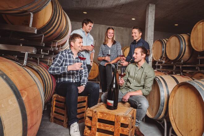 Die Winzer aus der Bündner Herrschaft: Martin Donatsch, Raphael Hug, Laura Pelizzatti, Roman Hermann, Patrick Adank (v.l.n.r.) nehmen an der Garden Party 2019 teil. - Fläsch, Dienstag, 7.5.2019 - Copyright Olivia Pulver