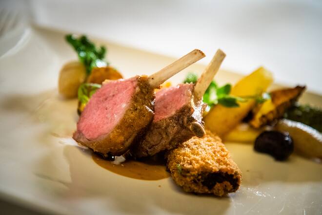 Suvretta House St. Moritz, Fabrizio Zanetti 2018: Duo vom Engadiner Lamm, Rücken und Schulter mit Petersilienwurzel und Karotte