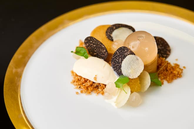 Foie Gras Terrine mit Apfel und Foie Gras Panna Cotta und schwarzem Trüffel und Trüffeleis. Restaurant Jägerhof, St. Gallen, Küchenhef Agron Lleshi, 22.01.2020. Foto Lucia Hunziker