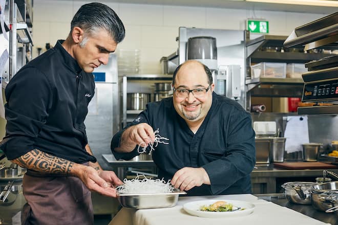 Antonio Colaianni, Leitung Gastronomie, Antonino Alampi (l.) Küchenchef, Zubereitung "Calamares-Mosaik mit Felsenhummerschwanz, Fenchel und Mönchsbart", Restaurant Gustav, Gustav-Gull-Platz 5, 8004 Zürich, am 20.04.2017 / Foto Lucian Hunziker