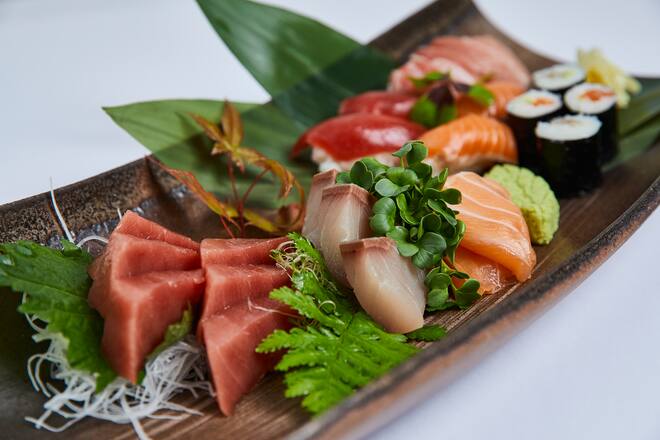 Assortiment von Sushi, Sashimi und Negiri